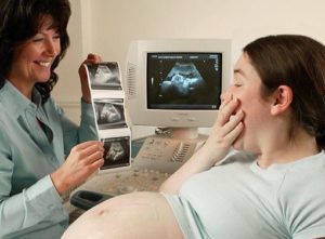фото проведеня процедуры ультразвукового исследования беременной